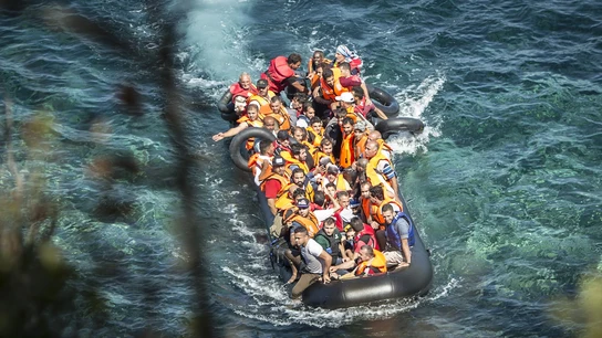 Embarcación de inmigrantes llegando a la costa Embarcación de inmigrantes llegando a la costa