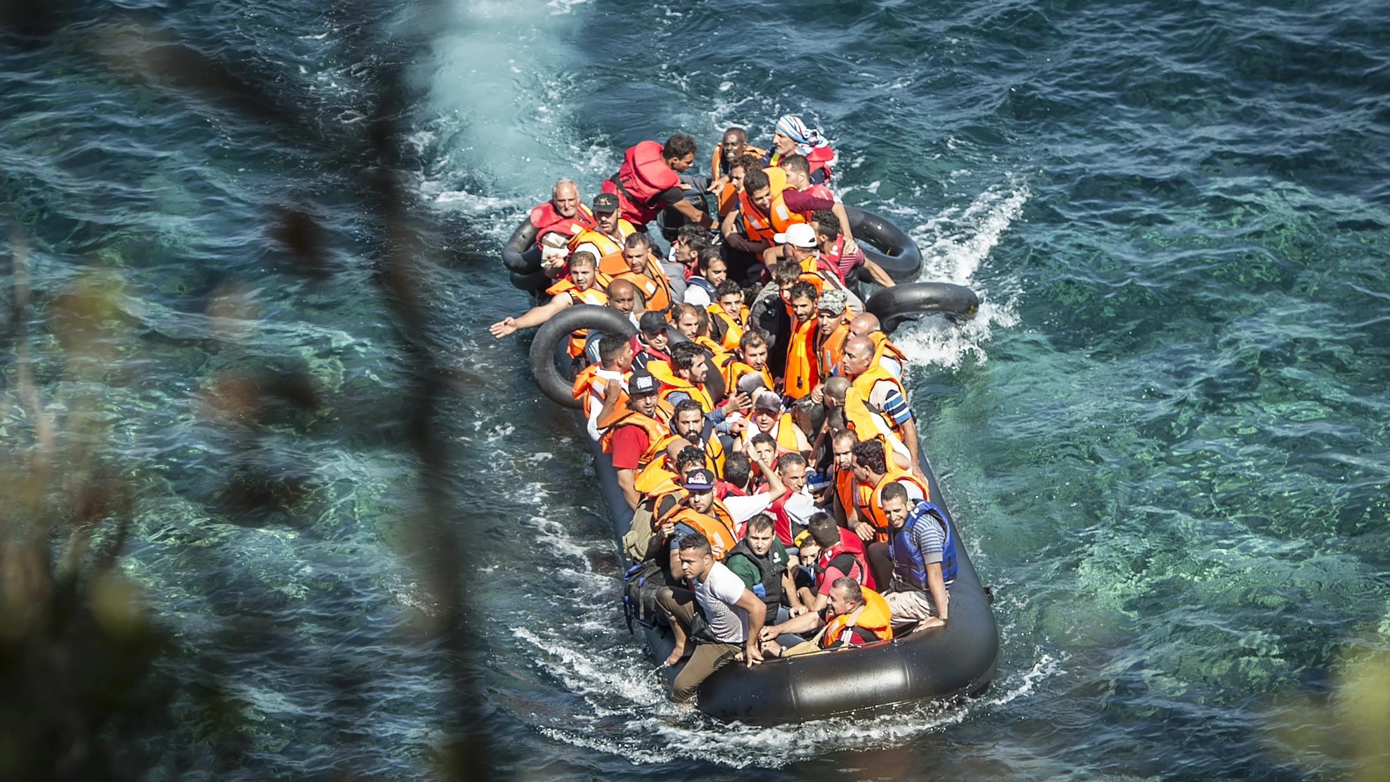 Embarcaci&oacute;n de inmigrantes llegando a la costa