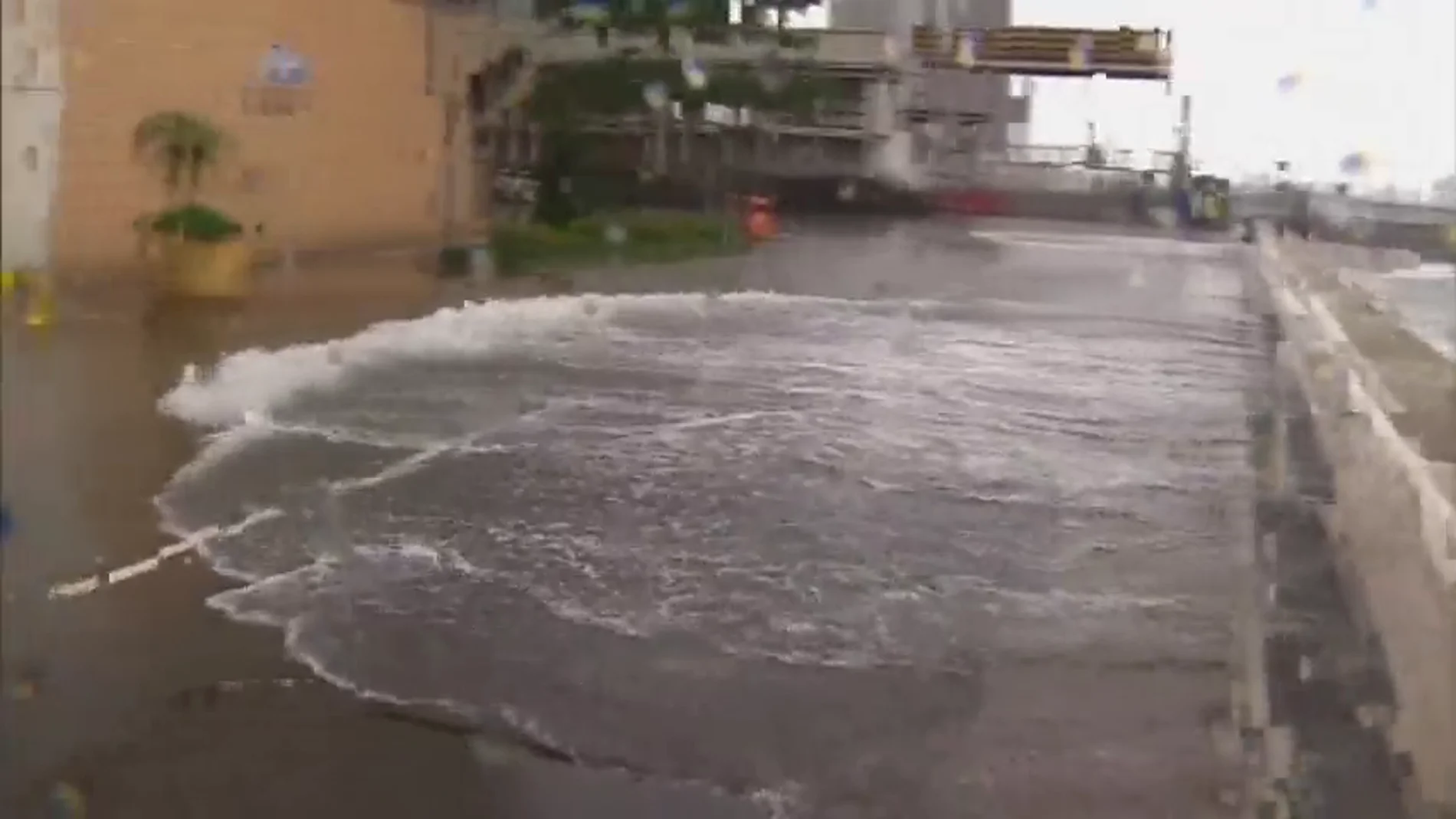 Frame 38.095972 de: El tifón Nida llega a Hong Kong siendo el peor que se recuerda desde 1983