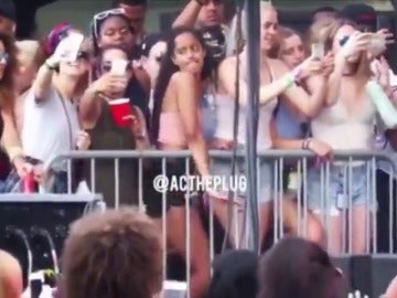 Frame 30.933639 de: Malia Obama, la hija del presidente de EEUU, sorpende bailando 'twerking' en un festival Frame 30.933639 de: Malia Obama, la hija del presidente de EEUU, sorpende bailando 'twerking' en un festival