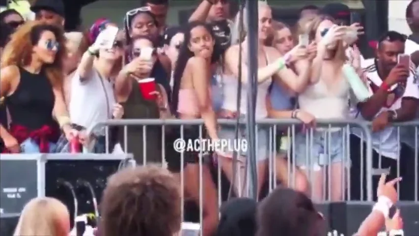 Frame 30.933639 de: Malia Obama, la hija del presidente de EEUU, sorpende bailando 'twerking' en un festival