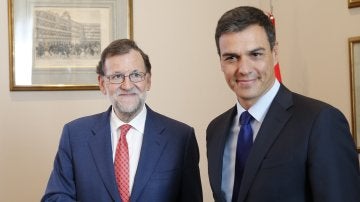 Rajoy y Sánchez al incio de su reunión