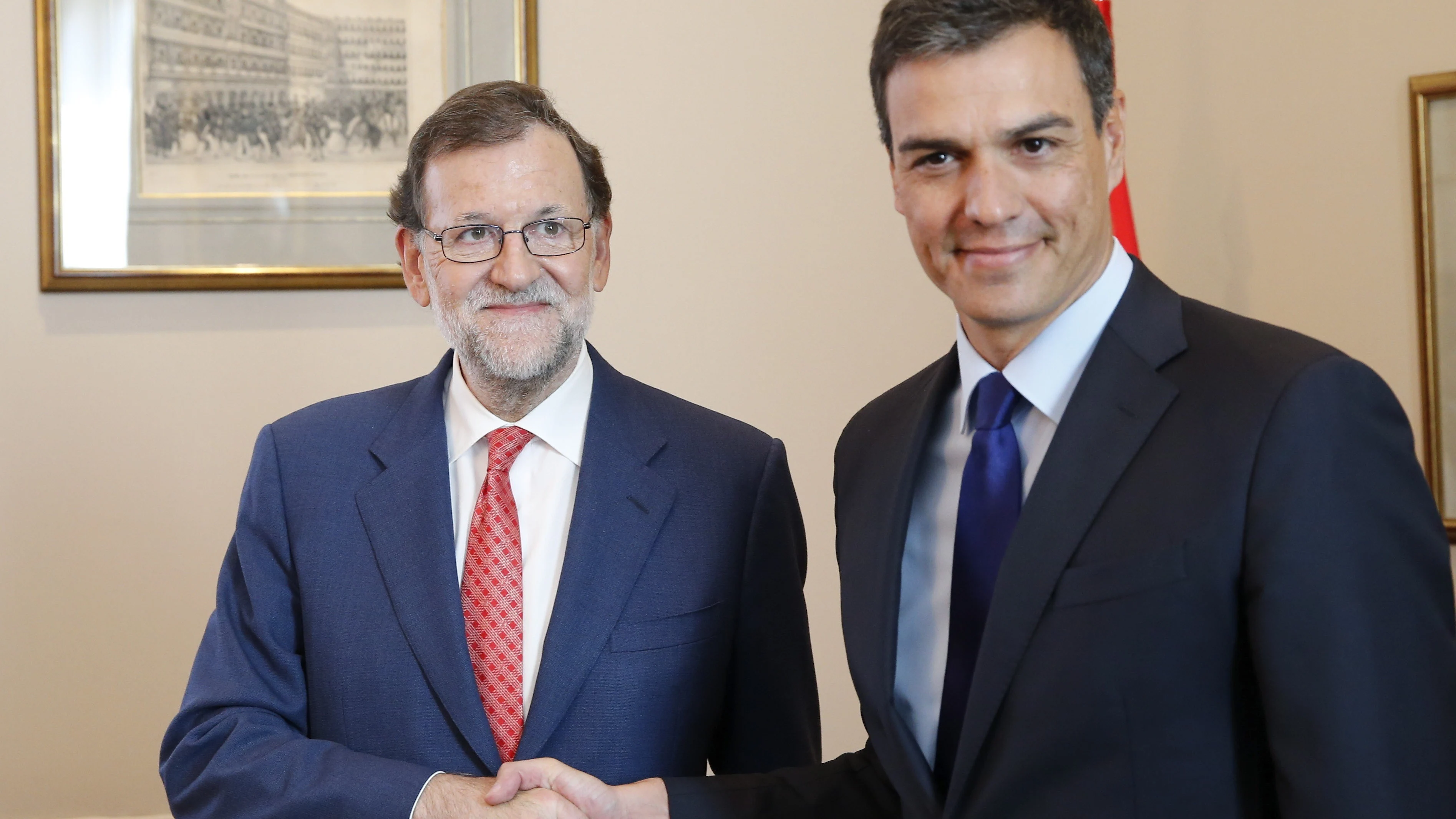 Rajoy y Sánchez al incio de su reunión