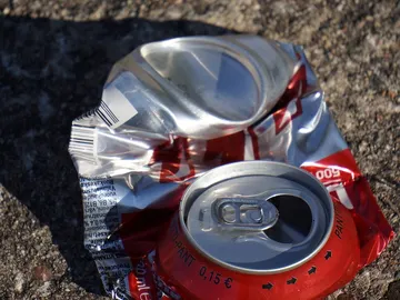 Por mucho que la aplastes sus al menos 150 años ahí tirada no se los quita nadie. Por mucho que la aplastes sus al menos 150 años ahí tirada no se los quita nadie.