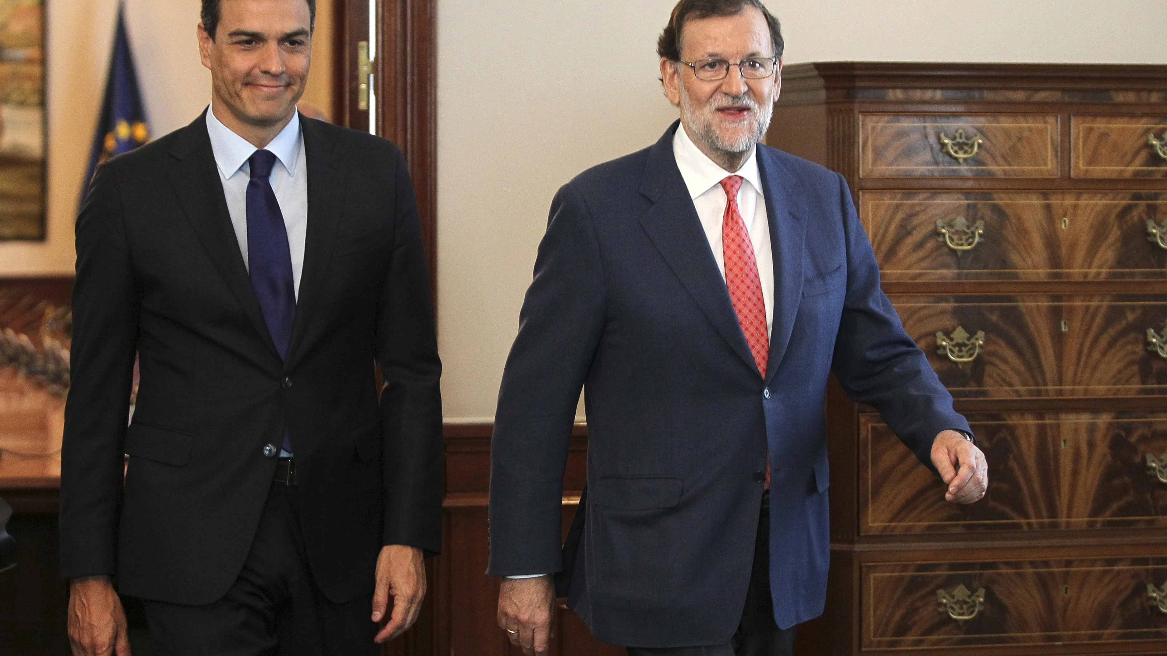 Mariano Rajoy y Pedro Sánchez a su llegada a la reunión