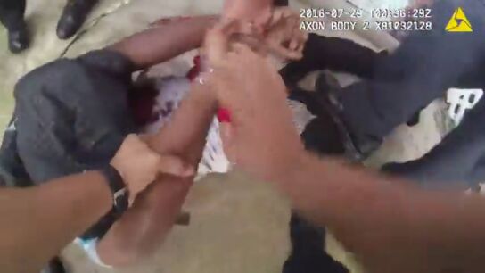Frame 163.127599 de: Difunden el v&iacute;deo de los polic&iacute;as que mataron a un joven afroamericano desarmado en Chicago