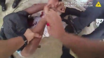 Frame 163.127599 de: Difunden el vídeo de los policías que mataron a un joven afroamericano desarmado en Chicago
