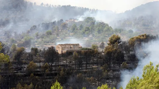 Una masía con el entorno quemado a causa del incendio en La Pobla de Montornès, Tarragona. Una masía con el entorno quemado a causa del incendio en La Pobla de Montornès, Tarragona.