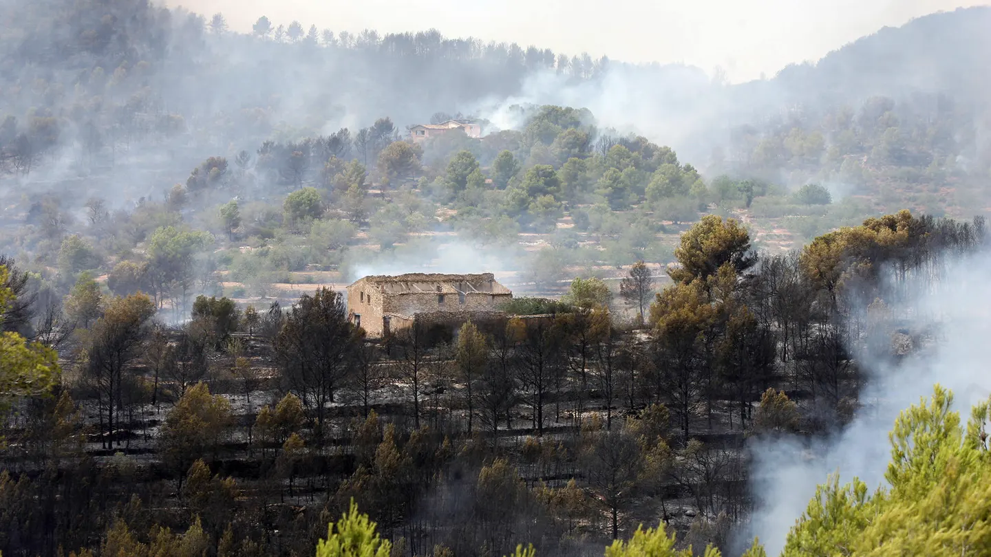 Una masía con el entorno quemado a causa del incendio en La Pobla de Montornès, Tarragona. Una masía con el entorno quemado a causa del incendio en La Pobla de Montornès, Tarragona.