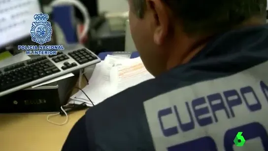 Un policía frente a un ordenador Un policía frente a un ordenador