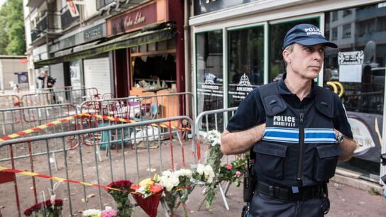 Un polic&iacute;a custodia la entrada del bar 'Au Cuba Libre'