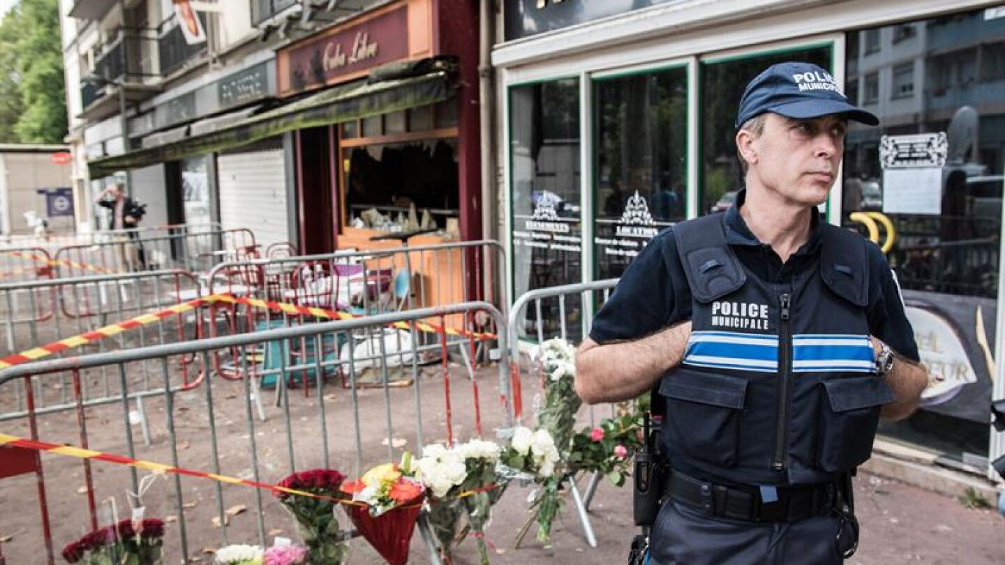 Un polic&iacute;a custodia la entrada del bar 'Au Cuba Libre'