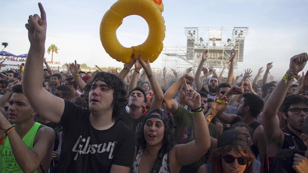 Primera línea de un concierto en el Arenal Sound