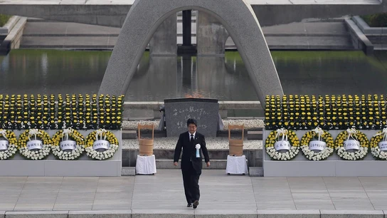 El primer ministro japonés, Shinzo Abe, durante la ceremonia por la paz en el 71 aniversario del lanzamiento de la bomba atómica que acabó con la vida de cientos de miles de personas al final de la Segunda Guerra Mundial. El primer ministro japonés, Shinzo Abe, durante la ceremonia por la paz en el 71 aniversario del lanzamiento de la bomba atómica que acabó con la vida de cientos de miles de personas al final de la Segunda Guerra Mundial.
