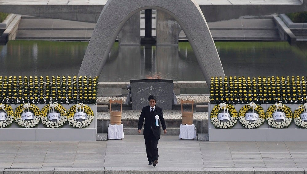 El primer ministro japonés, Shinzo Abe, durante la ceremonia por la paz en el 71 aniversario del lanzamiento de la bomba atómica que acabó con la vida de cientos de miles de personas al final de la Segunda Guerra Mundial.