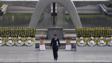 El primer ministro japonés, Shinzo Abe, durante la ceremonia por la paz en el 71 aniversario del lanzamiento de la bomba atómica que acabó con la vida de cientos de miles de personas al final de la Segunda Guerra Mundial.