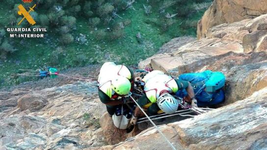 Efectivos de la Guardia Civil rescatando el cad&aacute;ver del monta&ntilde;ero