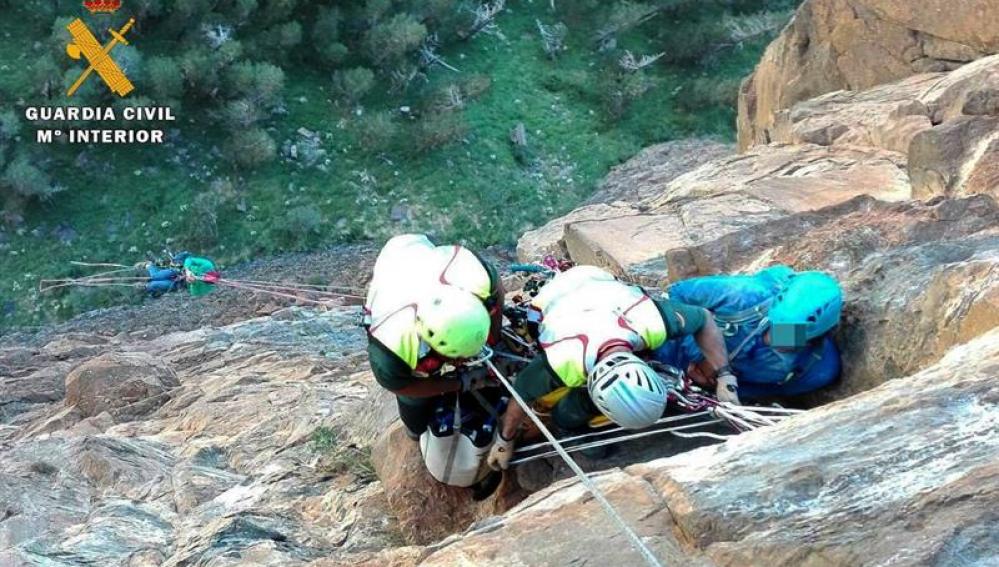 Efectivos de la Guardia Civil rescatando el cadáver del montañero