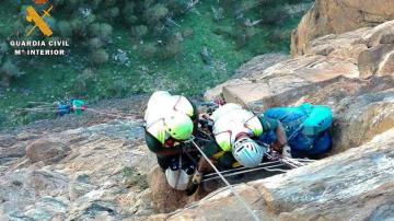 Efectivos de la Guardia Civil rescatando el cadáver del montañero