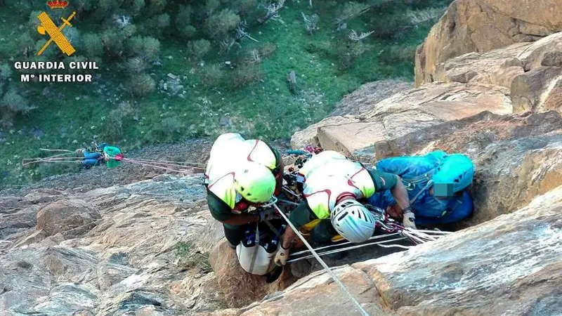 Efectivos de la Guardia Civil rescatando el cadáver del montañero