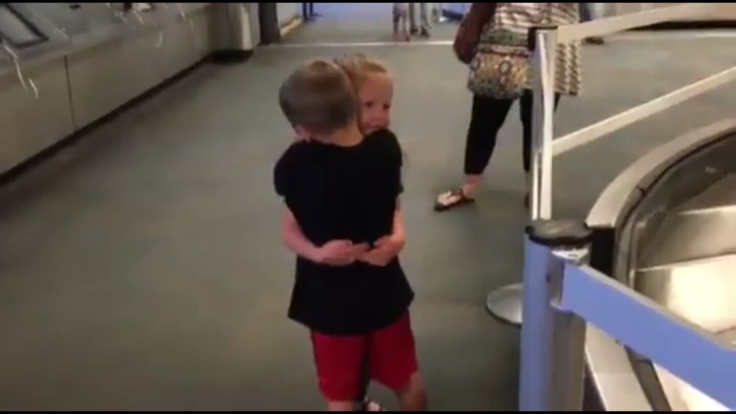 El abrazo entre los peque&ntilde;os.