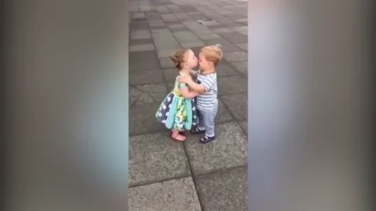 Frame 15.335462 de: El ataque de risa de un niño y una niña tras darse un beso conmueve a las redes sociales Frame 15.335462 de: El ataque de risa de un niño y una niña tras darse un beso conmueve a las redes sociales