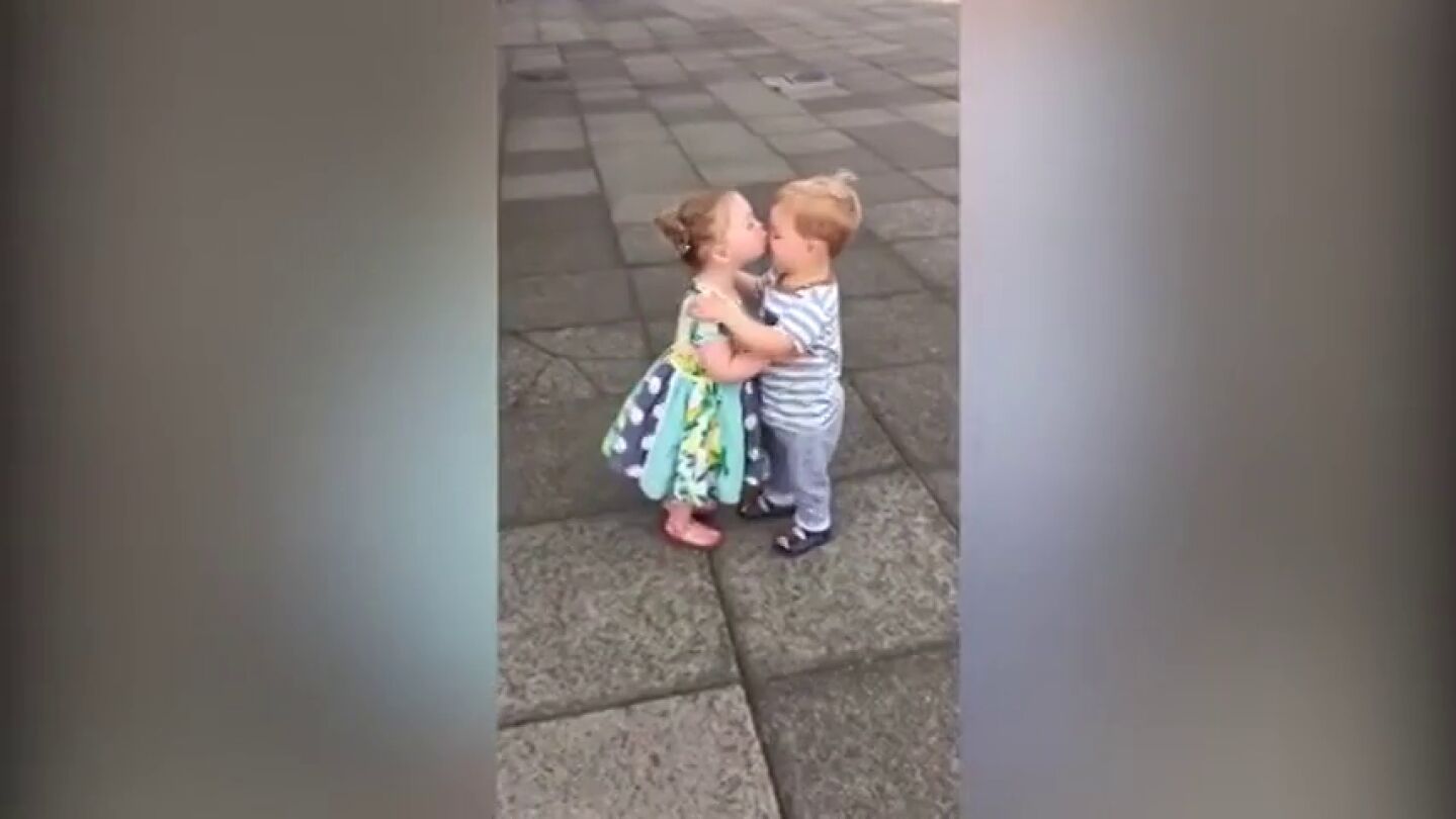 Frame 15.335462 de: El ataque de risa de un ni&ntilde;o y una ni&ntilde;a tras darse un beso conmueve a las redes sociales
