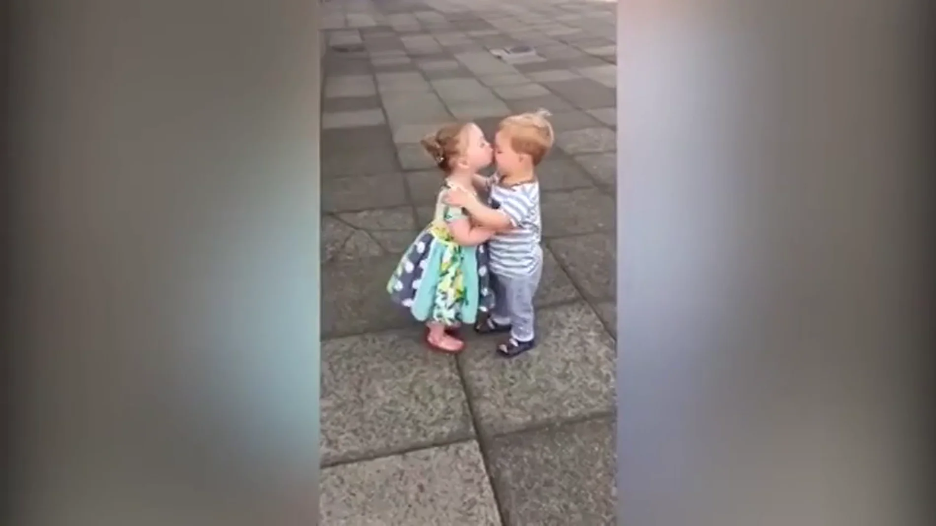 Frame 15.335462 de: El ataque de risa de un niño y una niña tras darse un beso conmueve a las redes sociales