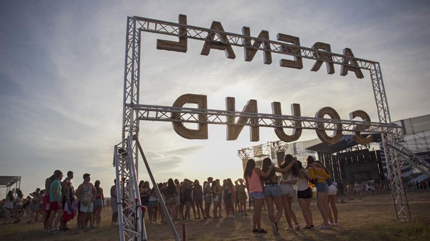 Asistentes en la &uacute;ltima jornada del festival Arenal Sound, la cita musical m&aacute;s multitudinaria del verano nacional, que se celebra en Burriana.