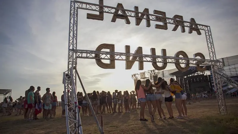 Asistentes en la última jornada del festival Arenal Sound, la cita musical más multitudinaria del verano nacional, que se celebra en Burriana.