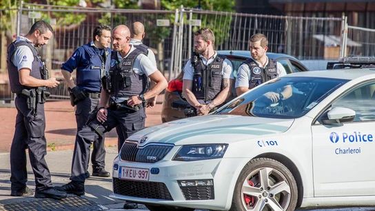Agentes de Policía en la localidad belga de Charleroi tras el ataque en una comisaría Agentes de Policía en la localidad belga de Charleroi tras el ataque en una comisaría