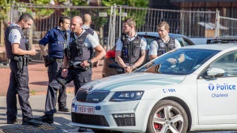 Agentes de Polic&iacute;a en la localidad belga de Charleroi tras el ataque en una comisar&iacute;a