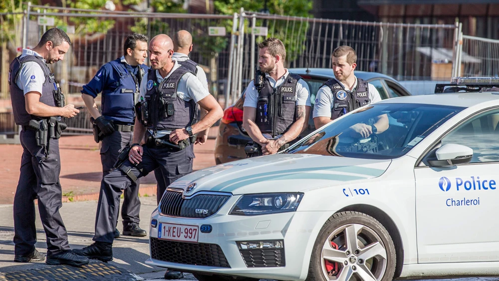 Agentes de Policía en la localidad belga de Charleroi tras el ataque en una comisaría