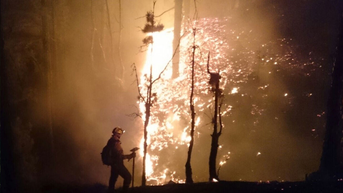 Labores de extinci&oacute;n del incendio de la Palma durante la noche