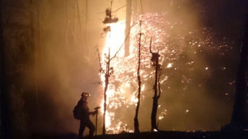 Labores de extinción del incendio de la Palma durante la noche