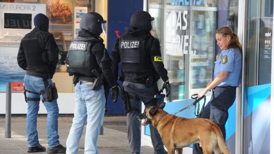 Polic&iacute;as alemanes a las puertas del restaurante