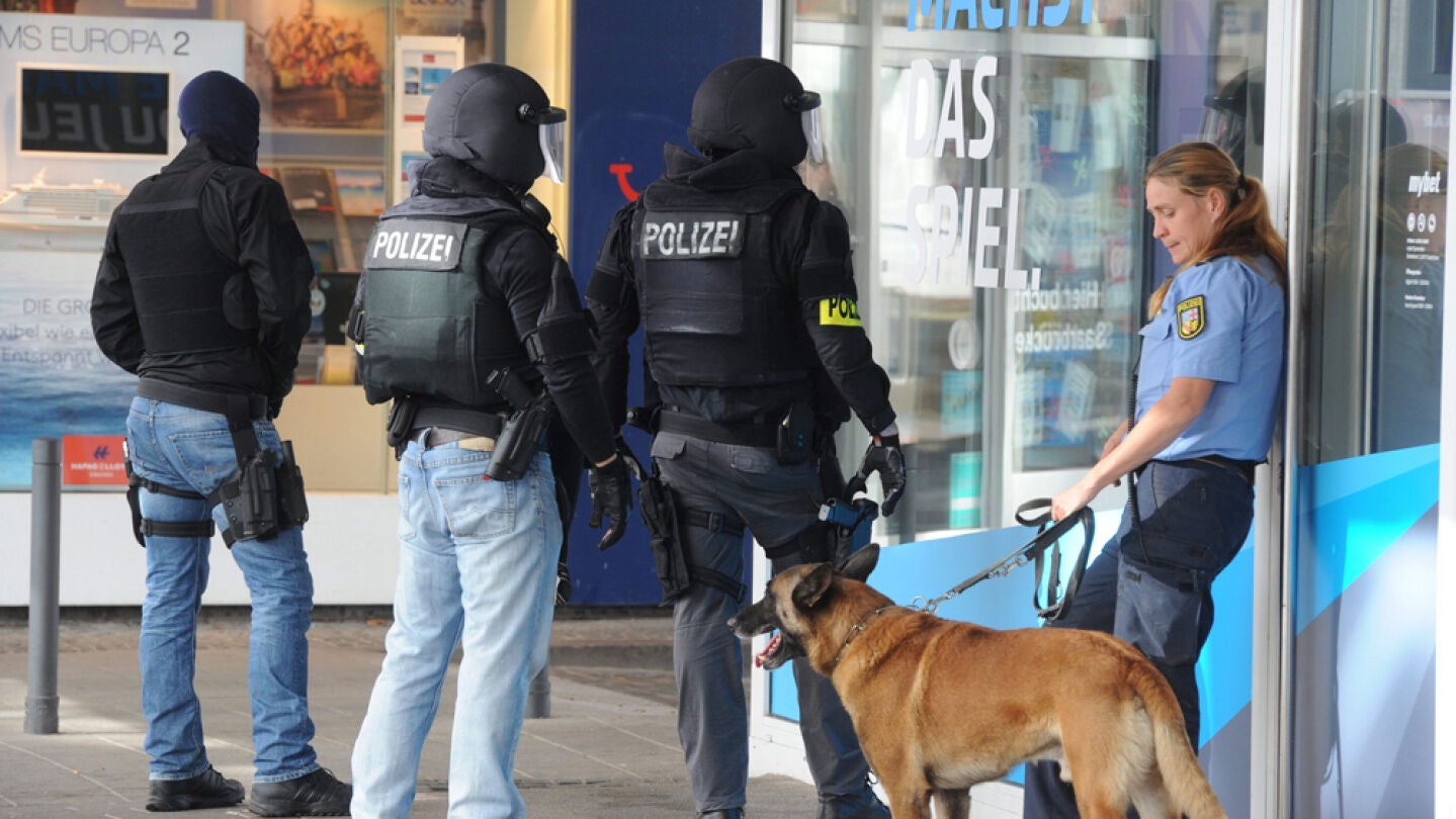 Polic&iacute;as alemanes a las puertas del restaurante