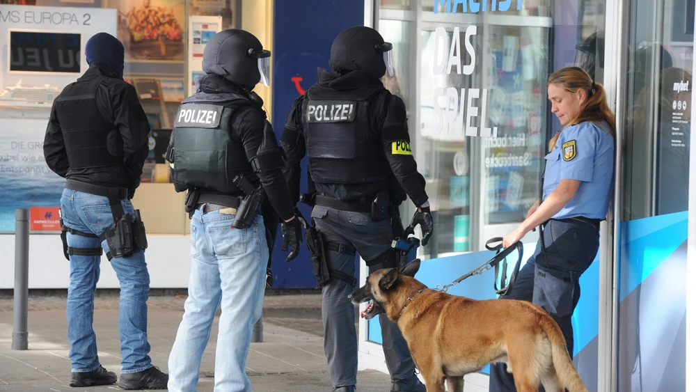 Polic&iacute;as alemanes a las puertas del restaurante