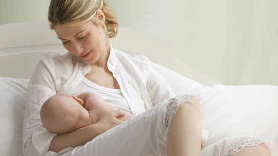 Una madre amamantando a su bebé Una madre amamantando a su bebé