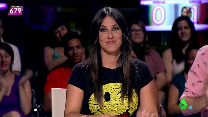 Frame 119.9457 de: Ana Morgade tras un apagón en el plató: "Esto es por mandar a la Pedrerol a Río que se nos ha ido todo el dinero y a ver quien paga las facturas"