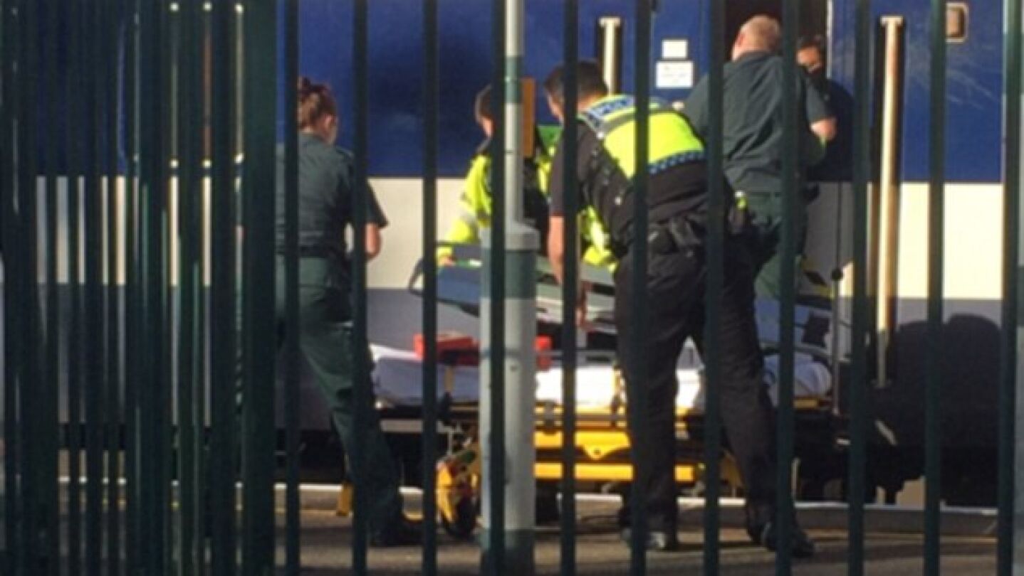 Agentes de Polic&iacute;a recogen el cuerpo sin vida del joven