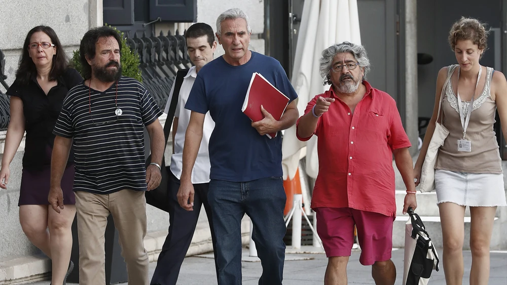 Cañamero en el exterior del Congreso