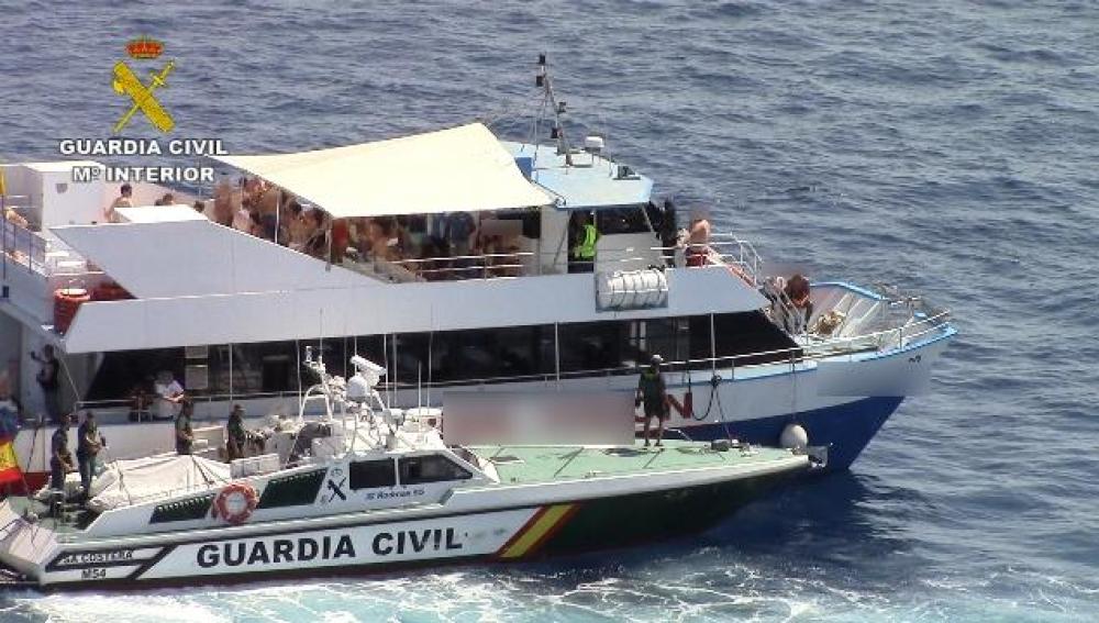 La Guardia Civil inicia una campaña para el cumplimiento de la normativa de las Party Boats