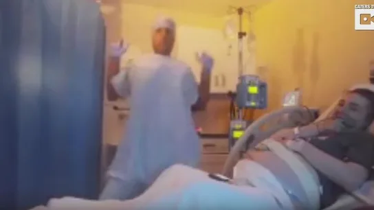 El marido bailando para su mujer antes de dar a luz El marido bailando para su mujer antes de dar a luz