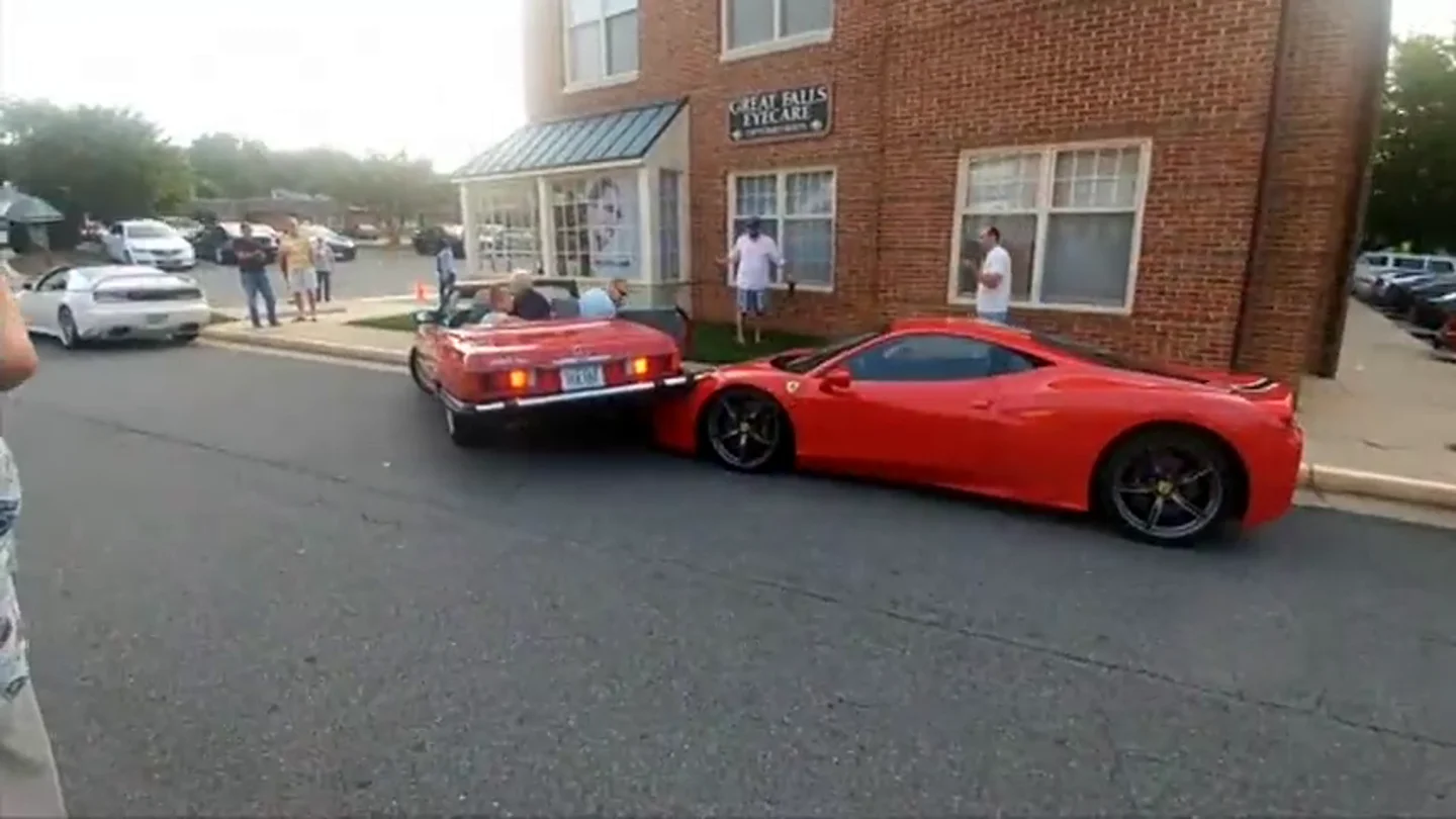 Frame 10.473846 de: El vídeo viral de una mujer que monta su coche encima de un lujoso Ferrari intentando aparcar en línea Frame 10.473846 de: El vídeo viral de una mujer que monta su coche encima de un lujoso Ferrari intentando aparcar en línea