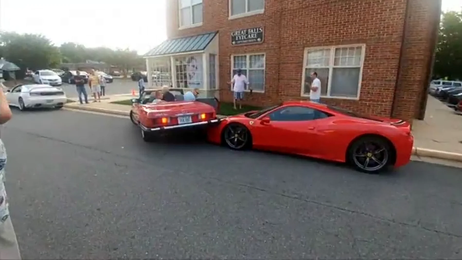 Frame 10.473846 de: El vídeo viral de una mujer que monta su coche encima de un lujoso Ferrari intentando aparcar en línea