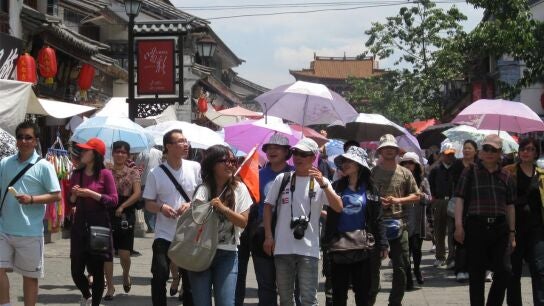 Un grupo de turistas chinos realizando una excursi&oacute;n