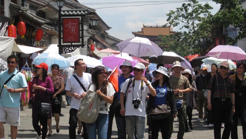 Un grupo de turistas chinos realizando una excursión