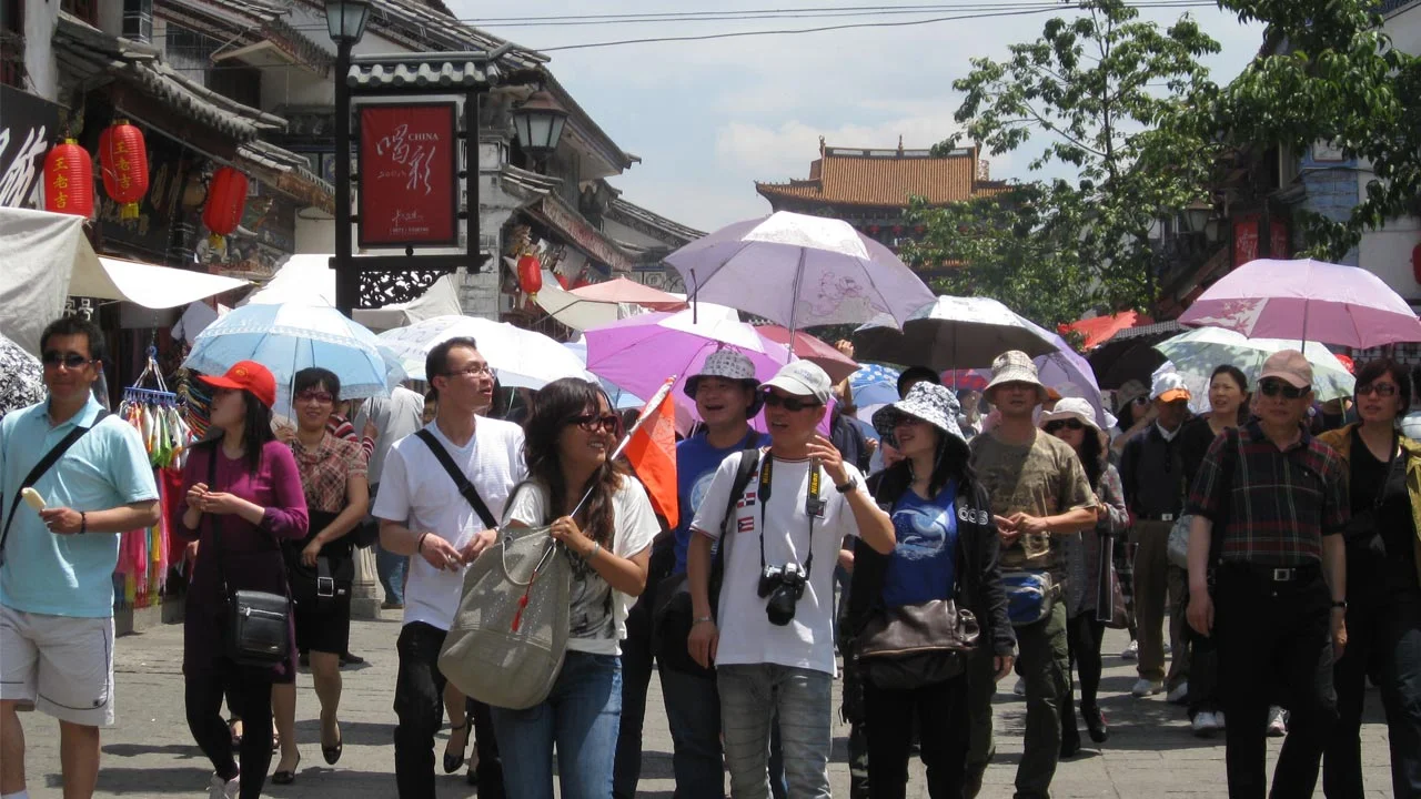 Un grupo de turistas chinos realizando una excursión