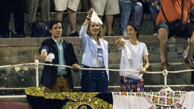 La familia disfrutando de los toros 